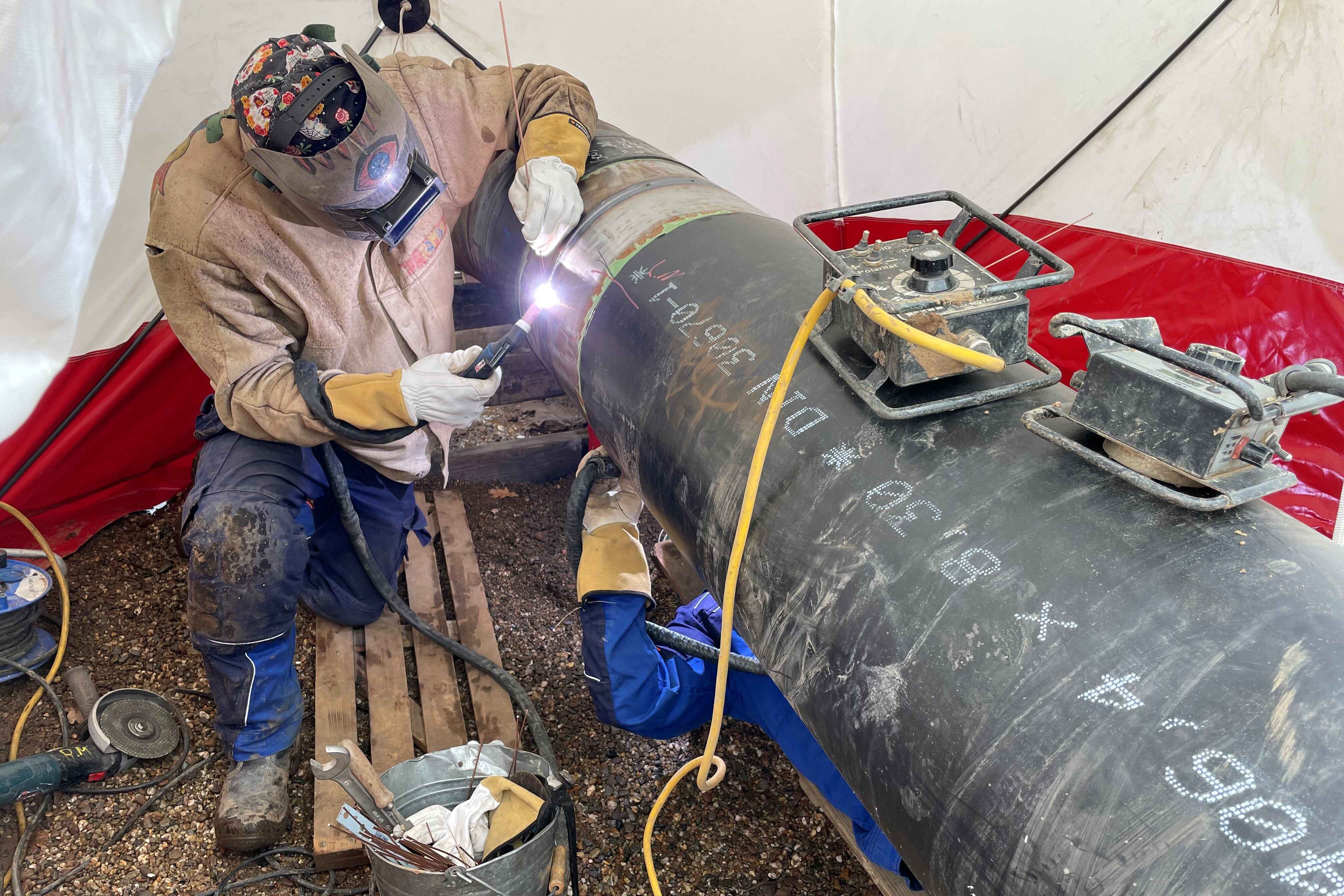 Kollege bei Arbeiten an der Wasserstoffleitung